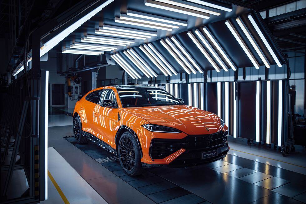 2025-lamborghini-urus-phev-exterior-107-66292a98d632c 2025-lamborghini-urus-phev-exterior-107-66292a98d632c